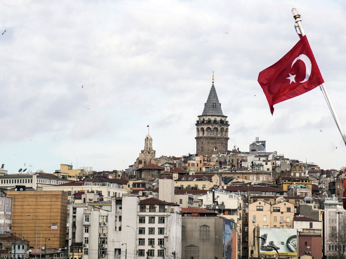    Флаг Турции на фоне Стамбула© Fotolia / badahos