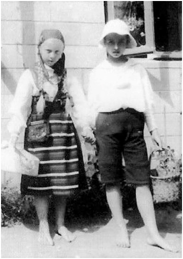 Фото из книги Ю.Бычкова "Просто Чехов". Алиса слева.