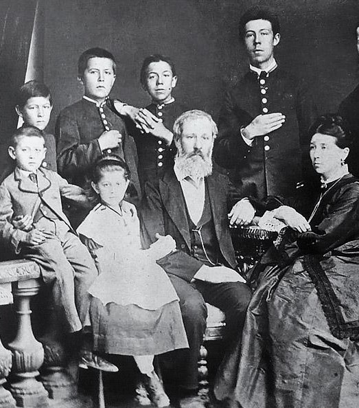 1874 год Гимназист Антоша выглядит самым упитанным среди остальных детей Павла Егоровича и Евгении Яковлевны