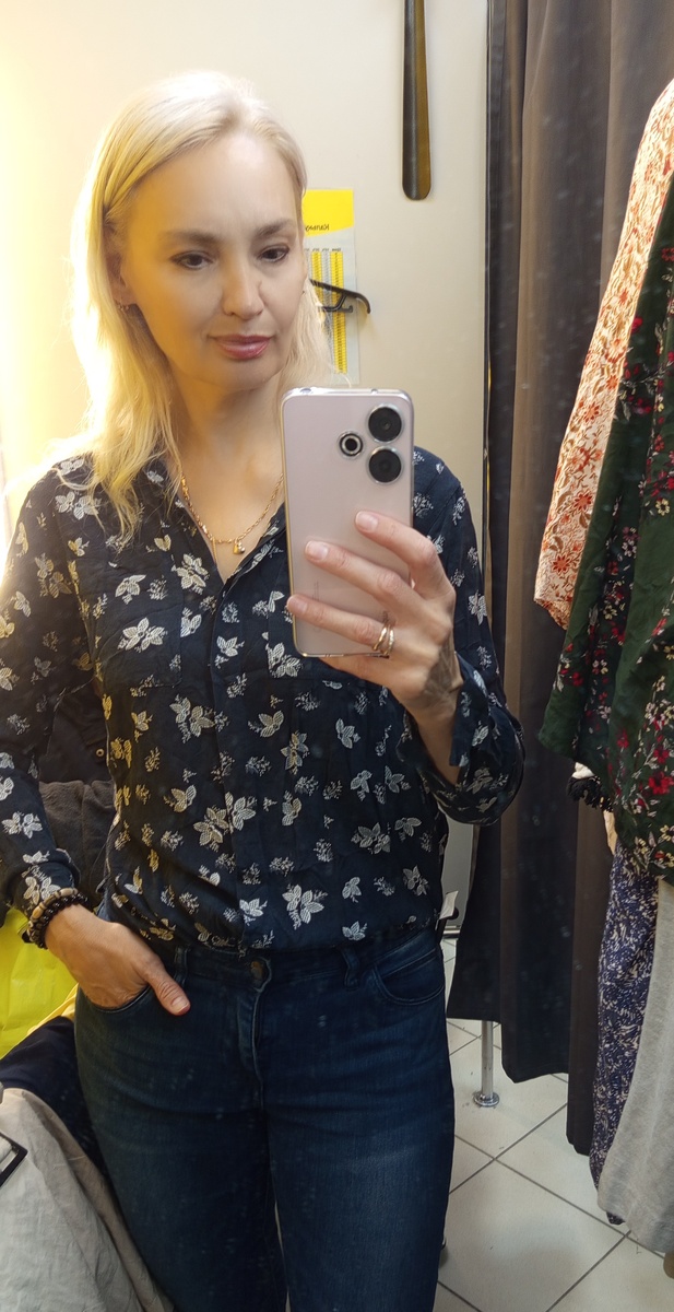 Рубашка, 60 рублей. Пуговки на одном рукаве на было, но дома нашлась практически такая же.