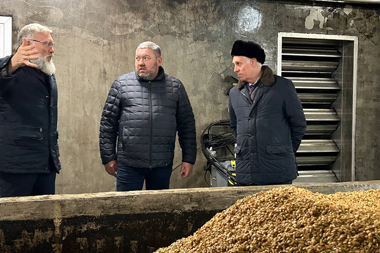    Евгений Варакин на промышленном предприятии Верхнеуслонского района «Таткрахмалпатока».   
Фото: verhniy-uslon.tatarstan.ru