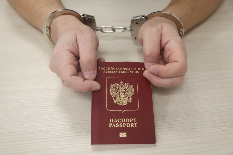    Помощь Семенова давней знакомой сыграла против него: к началу 2025 года полковник оказался в поле зрения оперативников службы собственной безопасности МВД.   
Фото: «БИЗНЕС Online»