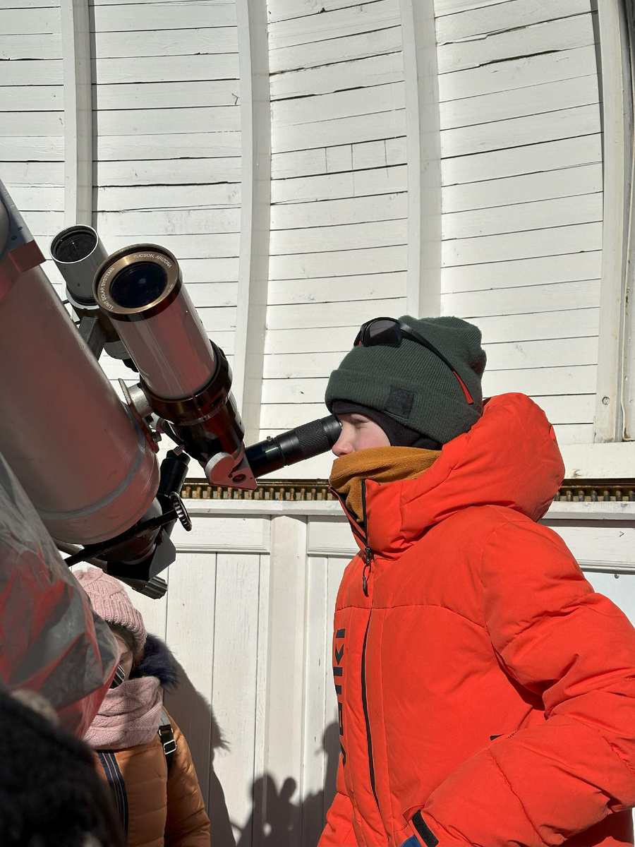 Максим смотрит на солнце