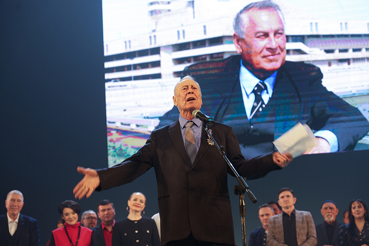    Живую легенду татарской культуры Азгара Шакирова с 85-летием поздравили в минувший понедельник в родном Камаловском театре, где он служит уже 64 года