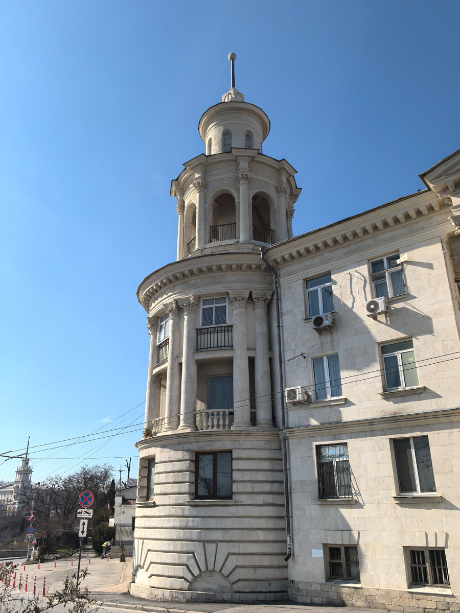 Слева видно здание Матросского клуба