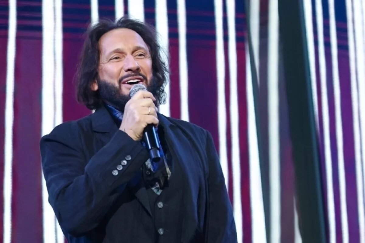    Стас Михайлов сыграл несколько аккордов на рояле Чайковского