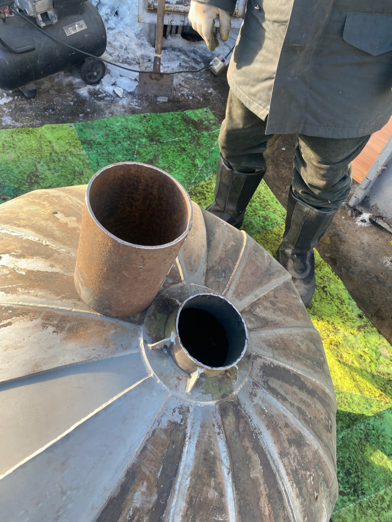    Дядя Коля приступил к ремонту чаши с трассы "Фонтанты" в Петрозаводске"Зимние фонтаны Петрозаводск" / VK