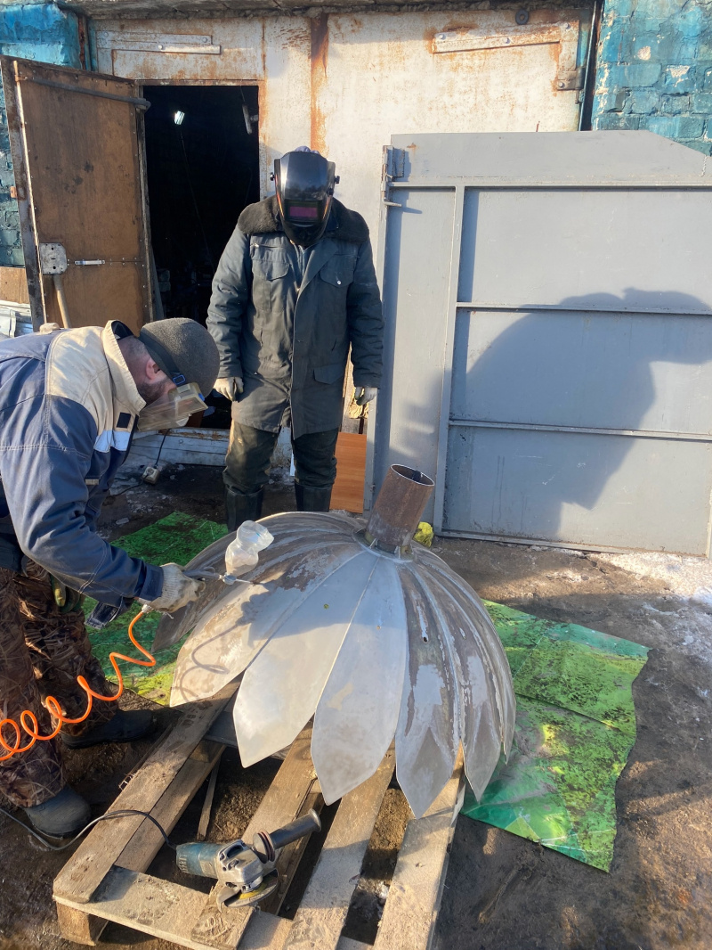    Дядя Коля приступил к ремонту чаши с трассы "Фонтанты" в Петрозаводске"Зимние фонтаны Петрозаводск" / VK