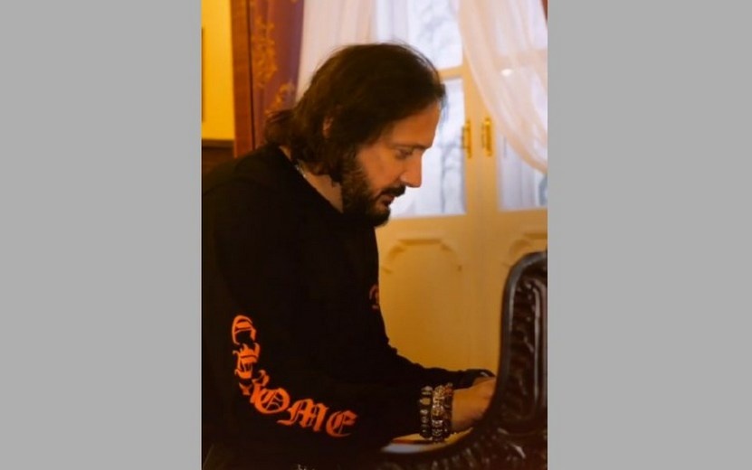    Видеофакт: певец Стас Михайлов сыграл на рояле Петра Чайковского в Воткинске