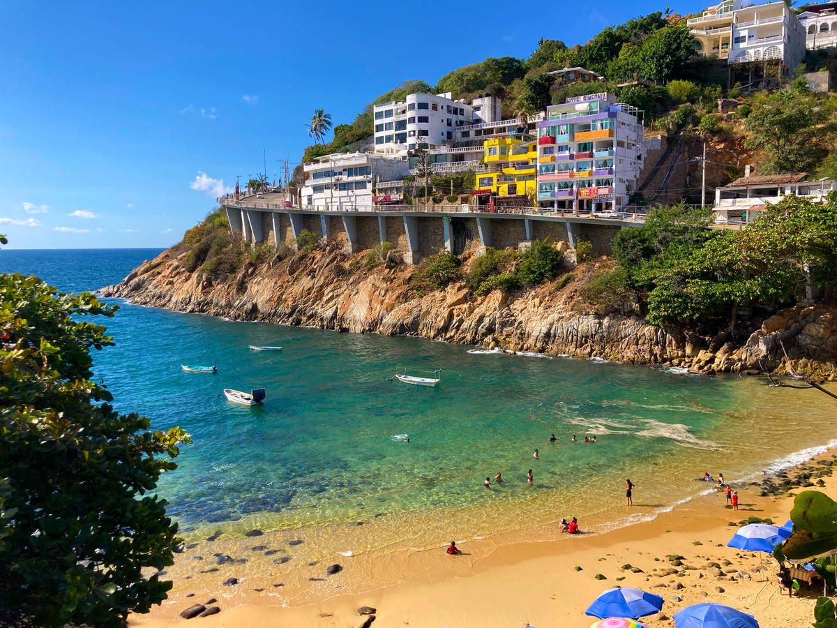 Есть в Акапуько и чистейшие пляжи на Тихом океане