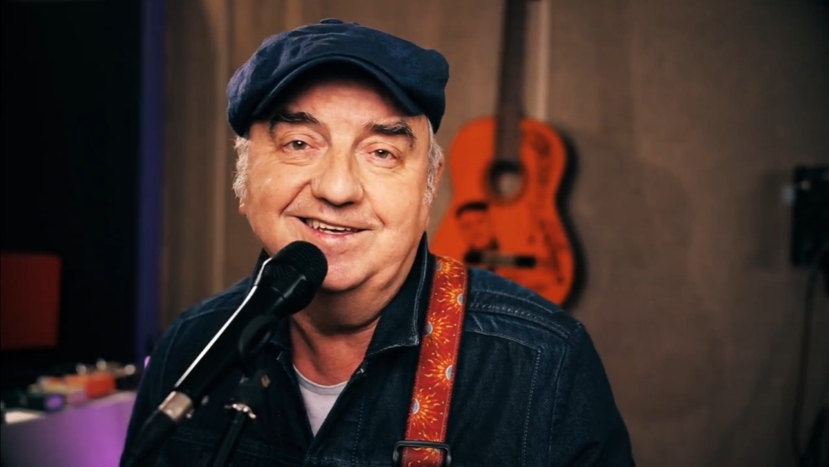 Легенда смотрит на тебя, не понимая, почему из 40 лет творчества группы ты слушал их только 5