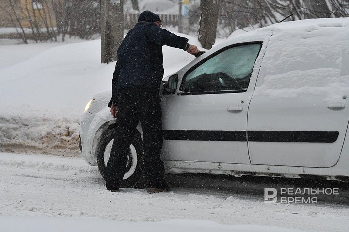 Водителя нельзя признать виновным в пересечении разметки, если она заметена снегом и рядом нет дублирующего разметку знака. Максим Платонов / realnoevremya.ru