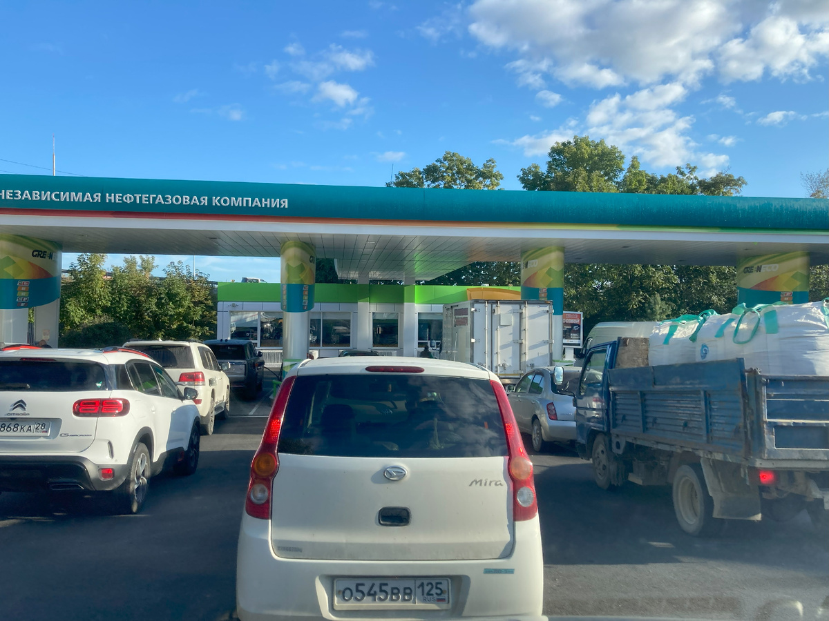 Заехал на заправку. 