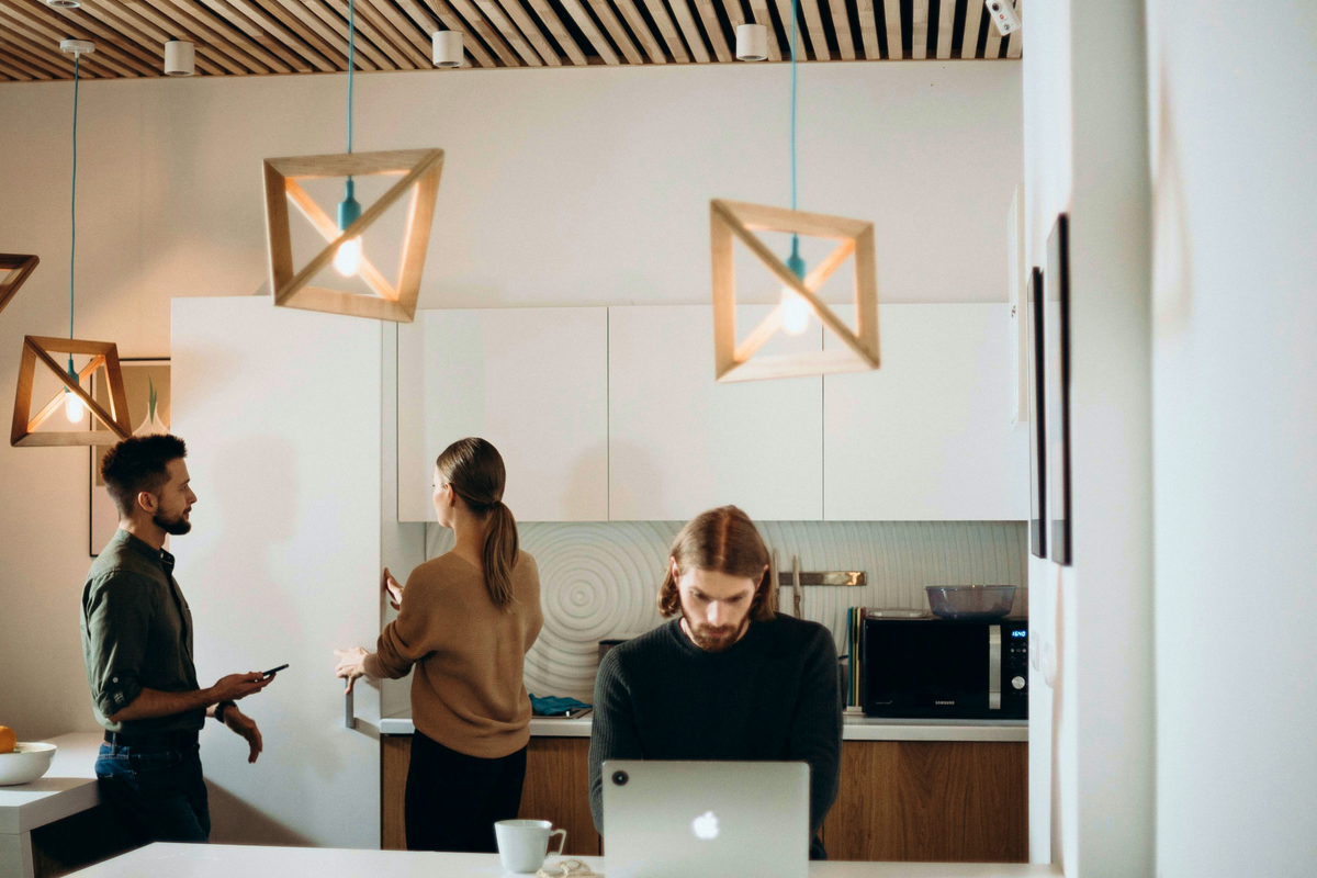 Не устраивайте созвон в обеденной зоне: коллеги не оценят. Источник фото: pexels, cottonbro studio.