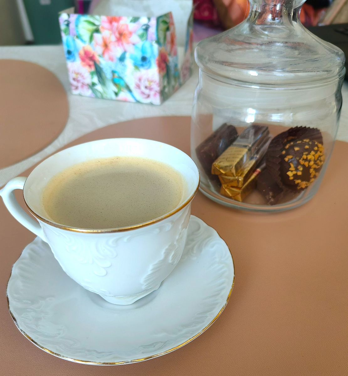 Отдохнуть лучше в тишине за чашечкой вкусного кофе и конфетой из моей баночки)