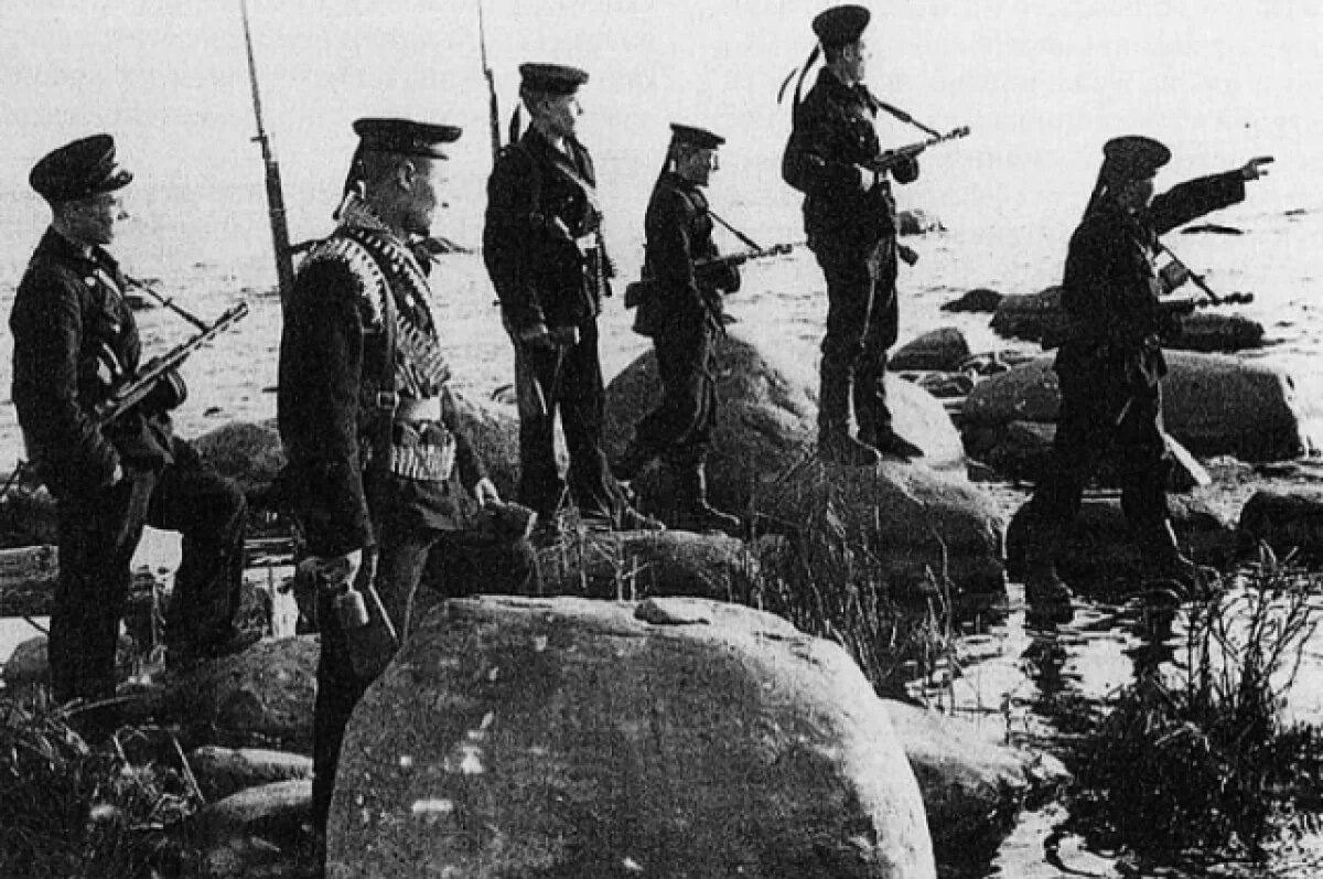    Именно на Ханко была создана военно-морская база, которая в Великую Отечественную стала одним из важнейших опорных пунктов на морских подступах к Ленинграду.