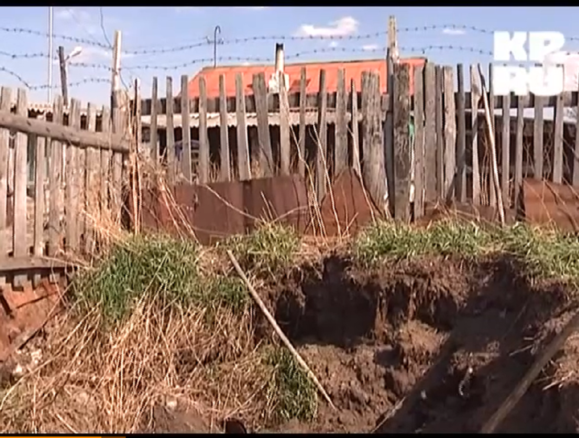 Яма, в которой нашли тело ребенка/ "МК в Новосибирске"