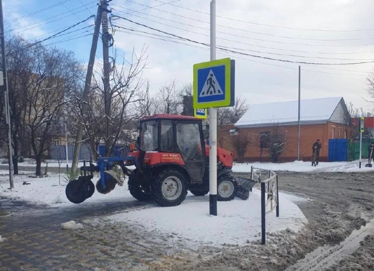   В Майкопе продолжается расчистка пешеходных зон