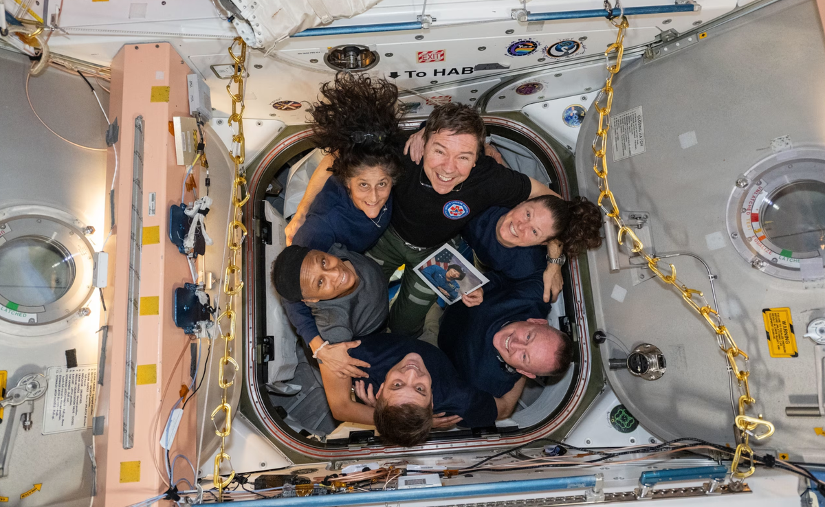 Астронавты НАСА (по часовой стрелке снизу) Мэтью Доминик, Джанетт Эппс, Сунита Уильямс, Майк Барратт, Трейси Дайсон и Барри Уилмор позируют для командного портрета на Международной космической станции 11 июля. Уильямс и Уилмор должны были провести в космосе около восьми дней после прибытия на первом полете Boeing Starliner в июне.