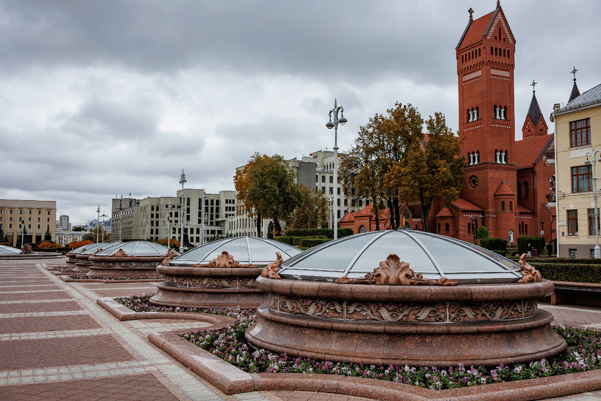 Пройдя минут 6 мы вышли на Площадь Независимости