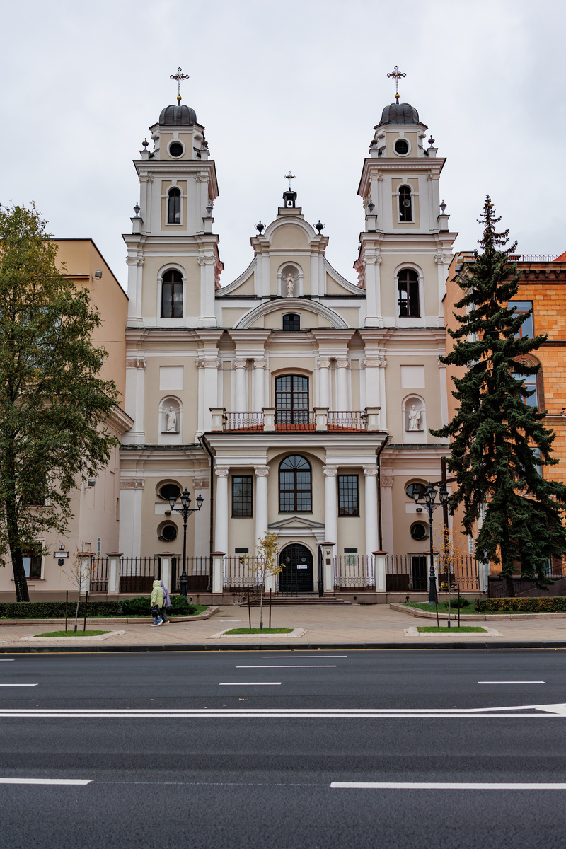 И сразу появляется интересная архитектура, не характерная для наших городов