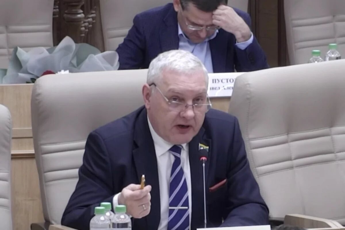 Кадр из видео с того самого заседания думы.