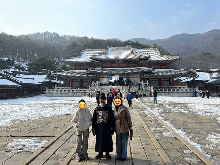 во время поездки встретили с гостями известного актрера Нам Кён в гриме