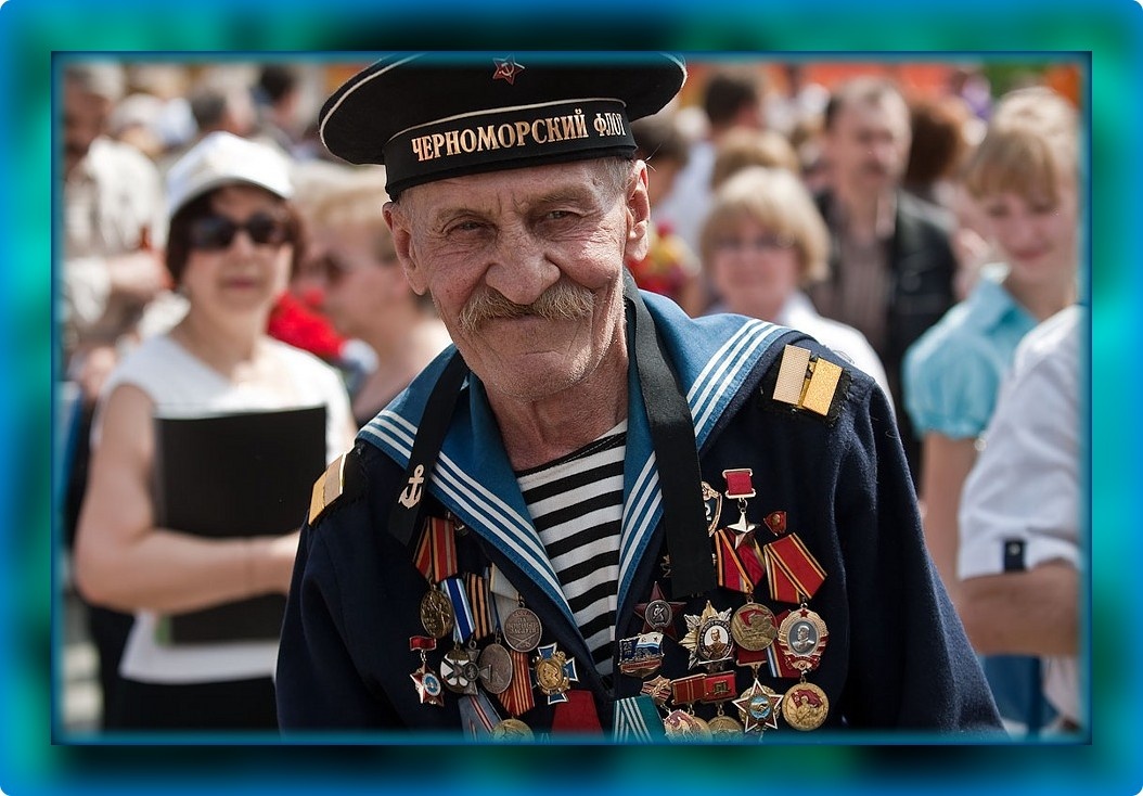 Гвозди бы делать из наших дедов! Солнце ослепло от их орденов! ...Помним, любим, храним!