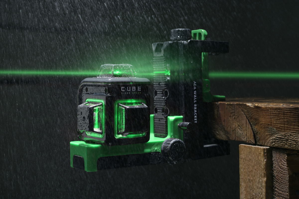 Удобная разметка. Уровень проецирует одну горизонтальную и две вертикальных линии. Все линии имеют развертку 360°. Луч для разметки будет видно в любой точке. Больше нет необходимости вращать прибор. Достаточно установить ADA CUBE 3-360 GREEN на выбранной высоте. При включении вертикальных линий получается перекрещивающиеся под углом 90º линии. Очень удобно при выравнивании стен и углов между стенами. Лазерные линии можно поочередно отключать, оставляя только необходимые для работы.

Точное выравнивание. Выравнивание уровня автоматическое. ADA CUBE 3-360 GREEN отличается высокой точностью – погрешность составляет всего 0,3 миллиметра на метр.

