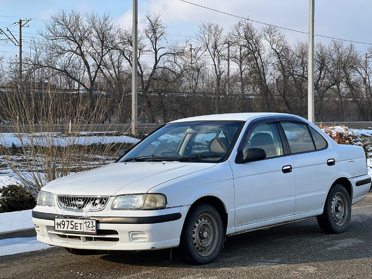 Ниссан Сани 1999 года – это надежный и практичный автомобиль, который сочетает в себе стильный дизайн и высокую функциональность. Этот седан, основанный на платформе Nissan Bluebird, предлагает комфортное пространство для пассажиров и достаточно места для багажа, что делает его идеальным выбором как для городских поездок, так и для дальних путешествий.

Под капотом Ниссан Сани 1999 года можно встретить различные двигатели, включая бензиновые и дизельные варианты, что позволяет выбрать оптимальный вариант для ваших нужд. Автомобиль отличается хорошей управляемостью и стабильностью на дороге, что обеспечивает уверенное вождение в любых условиях.

Интерьер выполнен с акцентом на удобство: качественные материалы, продуманное расположение органов управления и современная мультимедийная система делают поездки комфортными и приятными. Сани также оснащен рядом систем безопасности, что добавляет уверенности во время вождения.

Этот автомобиль подойдет как для семейных поездок, так и для активных автолюбителей, ценящих надежность и экономичность. Ниссан Сани 1999 года – это отличный выбор для тех, кто ищет сочетание стиля, комфорта и практичности.