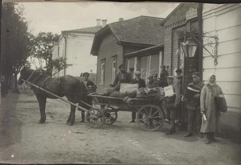 Фотография ч/б. Отправка почты на тракт и выход сельских почтальонов на местную доставку почты в Белорусской ССР. 1930.