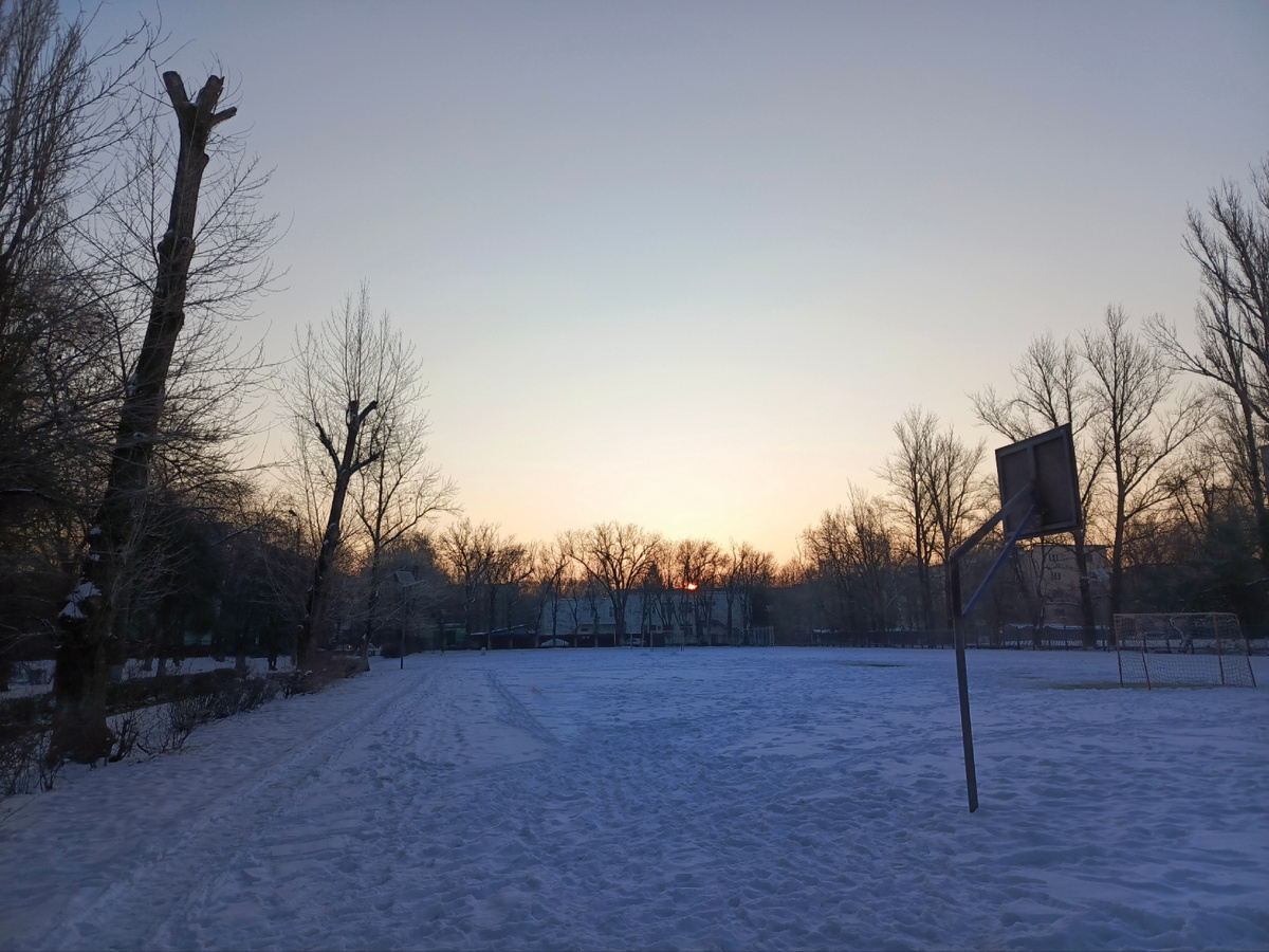 Присмотритесь - на горизонте, за домами, уже видно Солнце