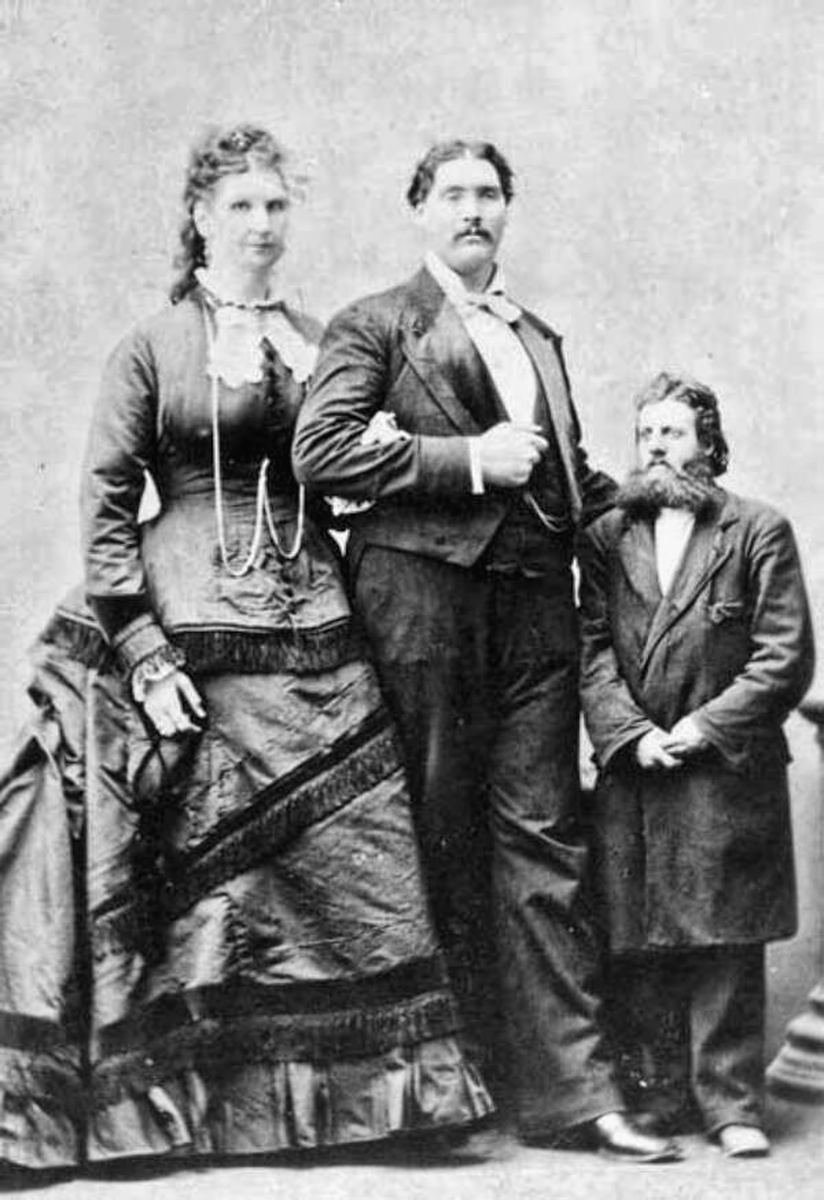 Анна Хейнинг Бейтс с Мартином Ван Бюреном Бейтсом и мужчиной среднего роста.