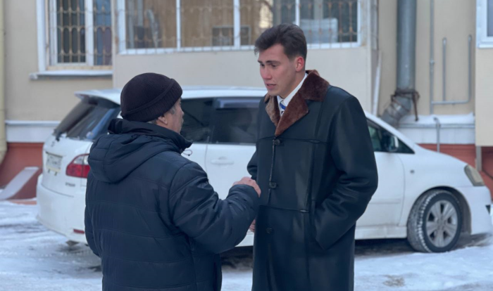 Депутат Сергей Тижин рассказывает корреспонденту про декаду добрых дел / Фото: телеграм-канал Сергей Тижин