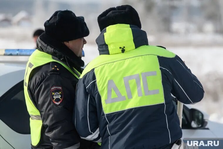 Сотрудники ДПС задержали авто, которое двигалось в сторону Казахстана. Фото: Илья Московец © URA.RU