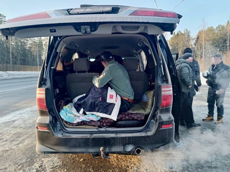 Мужчина путешествовал в таком положении. Фото: Госавтоинспекция Тюменской области