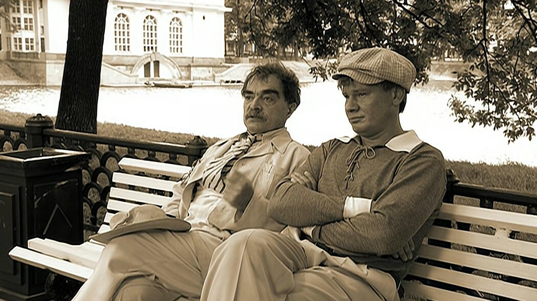 
Кадр из сериала «Мастер и Маргарита», 2005г. Обратите внимание, что всё, что происходит в реальности в фильме показано однотонной сепией. Что будто бы подсвечивает необходимость смирения с серой действительностью и её отличием от яркости фантазий бессознательного.