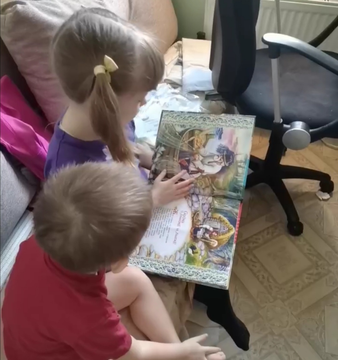 Когда ты читать не умеешь, то приходится искать того, кто трансформиует написанную информацию в слуховую.