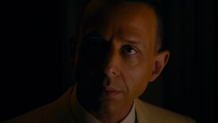 Джереми Стронг в роли юриста Кона - актер из сериала "Наследники"