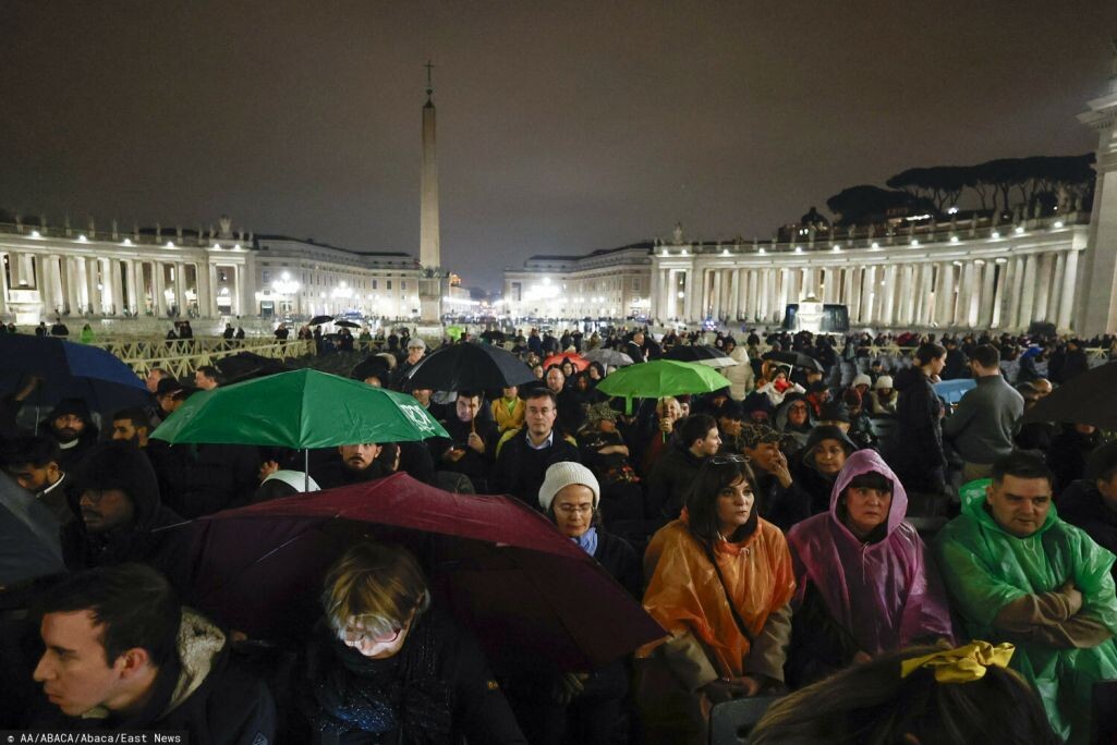 Верующие во время молитвы за Папу Франциска на площади Святого Петра в Ватикане. 24 февраля 2025 года. Фото: Риккардо Де Лука / Anadolu /ABACAPRESS.COM / East News