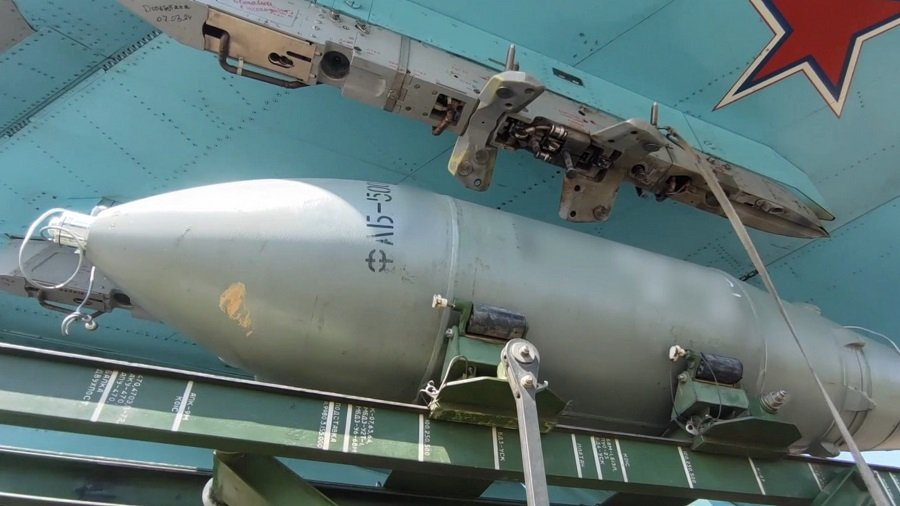 Неуправляемая авиационная бомба ФАБ-500 с универсальным модулем планирования и коррекции - Фото: Пресс-служба Минобороны РФ/ТАСС