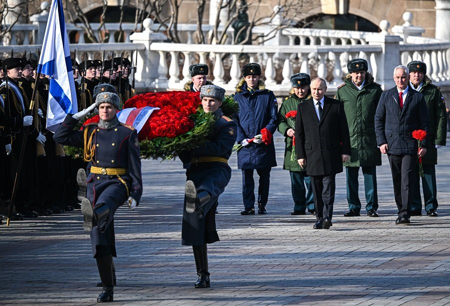 Президент РФ Владимир Путин и министр обороны РФ Андрей Белоусов на церемонии возложения венка к Могиле Неизвестного Солдата в День защитника Отечества - Фото: Сергей Бобылев/POOL/ТАСС