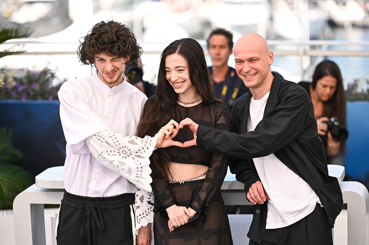 Российские актеры Марк Эйдельштейн (слева) и Юра Борисов (справа) отпраздновали Масленицу вместе с американкой Майки Мэдисон. Фото: IMAGO/Stefanos Kyriazis / LiveMe / www.imago-images.de / Global Look Press