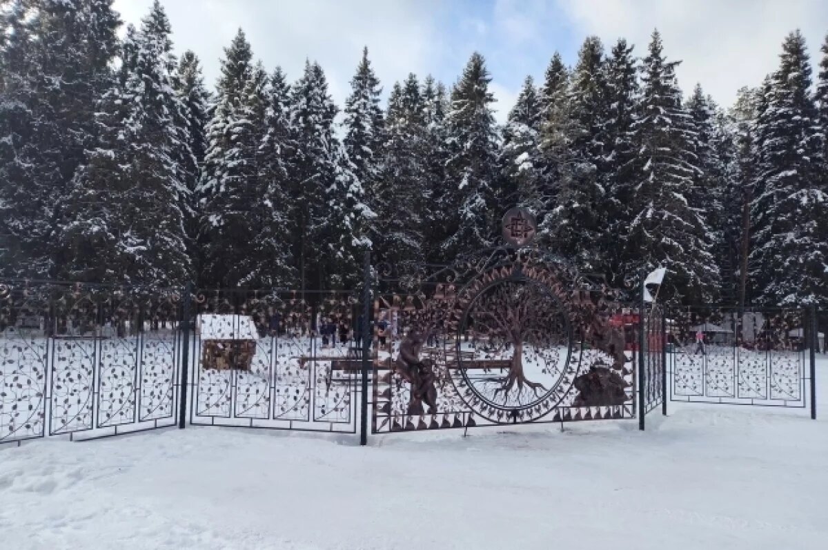    В парке связь объекта с ведической символикой опровергли и пояснили, на воротах изображены деревья и вятский лес
