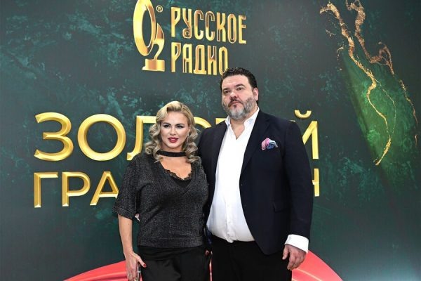    Анна Семенович со своим женихом, фото: дзен.ру