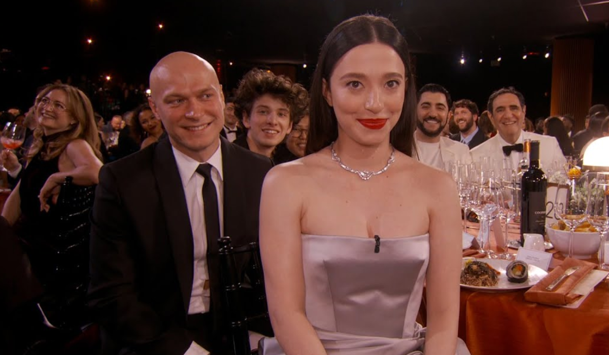     Майки Мэдисон и Юра Борисов сожгли чучело на Масленицу во время съемок "Аноры"