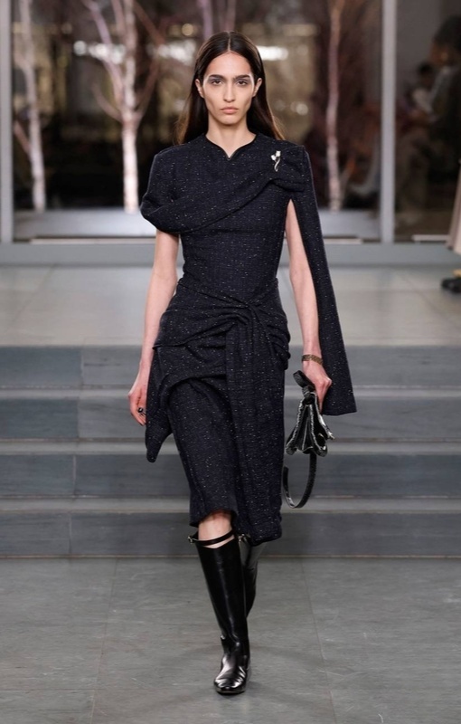 Для женщин актуальны будут пастельные оттенки, грубая подошва и массивные пряжки