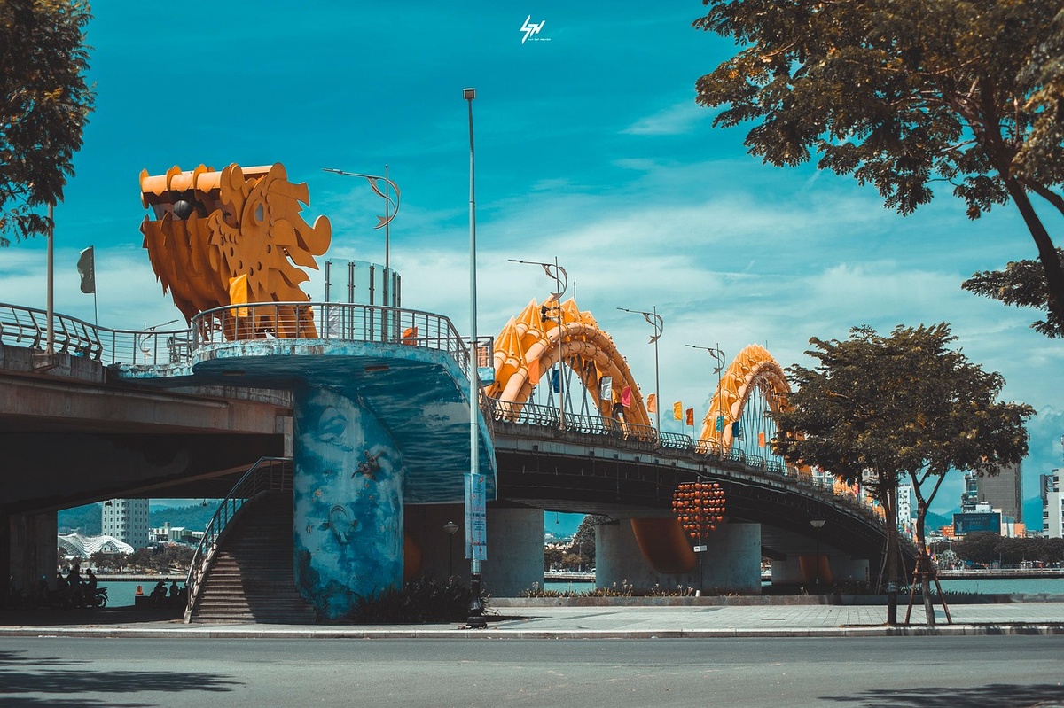 666 метров. Мост "Cầu Rồng" По адресу: An Hải Trung, Sơn Trà, Đà Nẵng 550000. Пт, Субб, Воскр. В 20:00 яркое Шоу! Огонь и вода