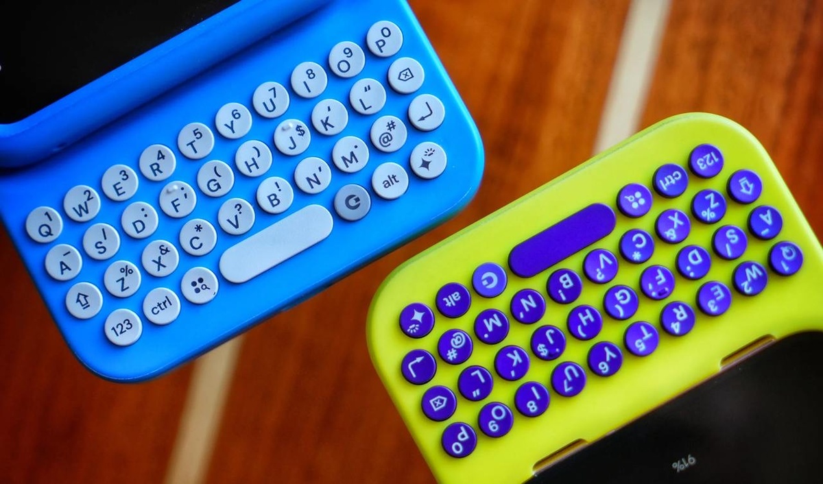 Clicks представит чехлы с qwerty-клавиатурой для Android-смартфонов  
