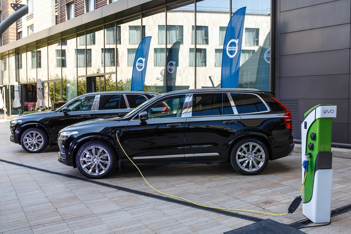 VolvoXC90 на подзарядке